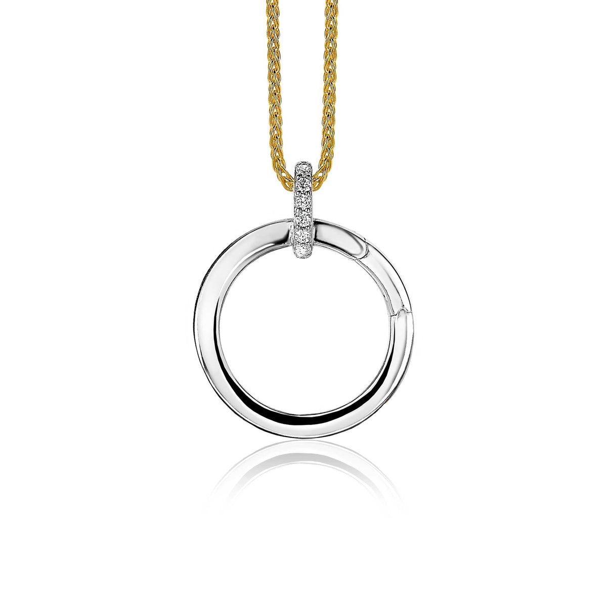 Zilveren hanger in de vorm van een cirkel met een gouden ketting en kleine steentjes.