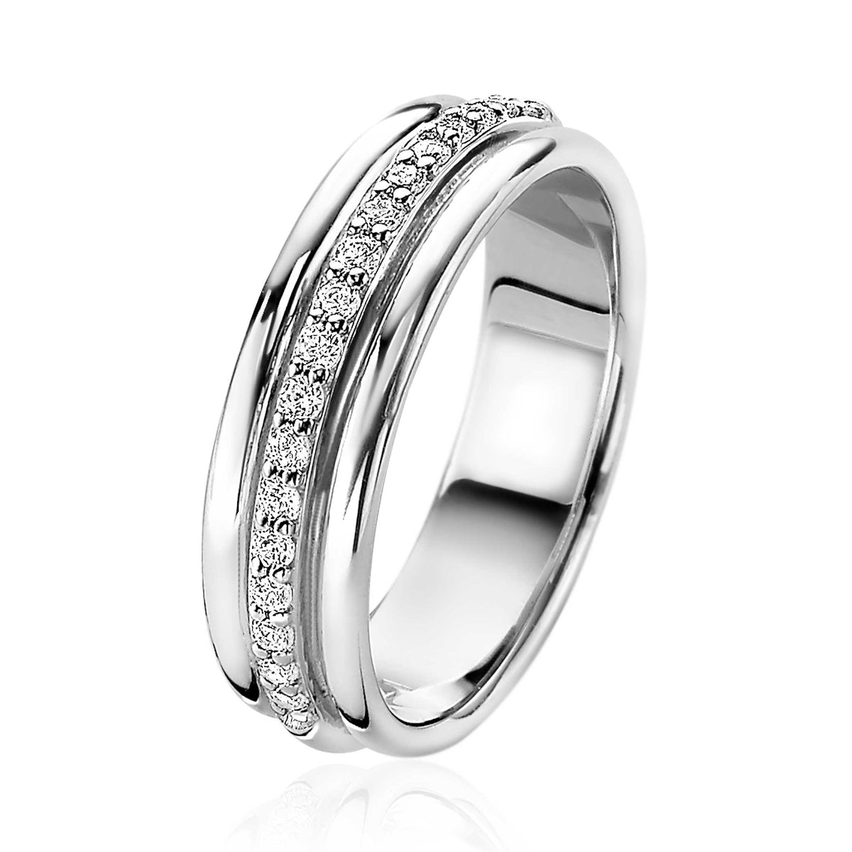 Zilveren ring met twee strakke banden en een rij kleine, sprankelende steentjes.