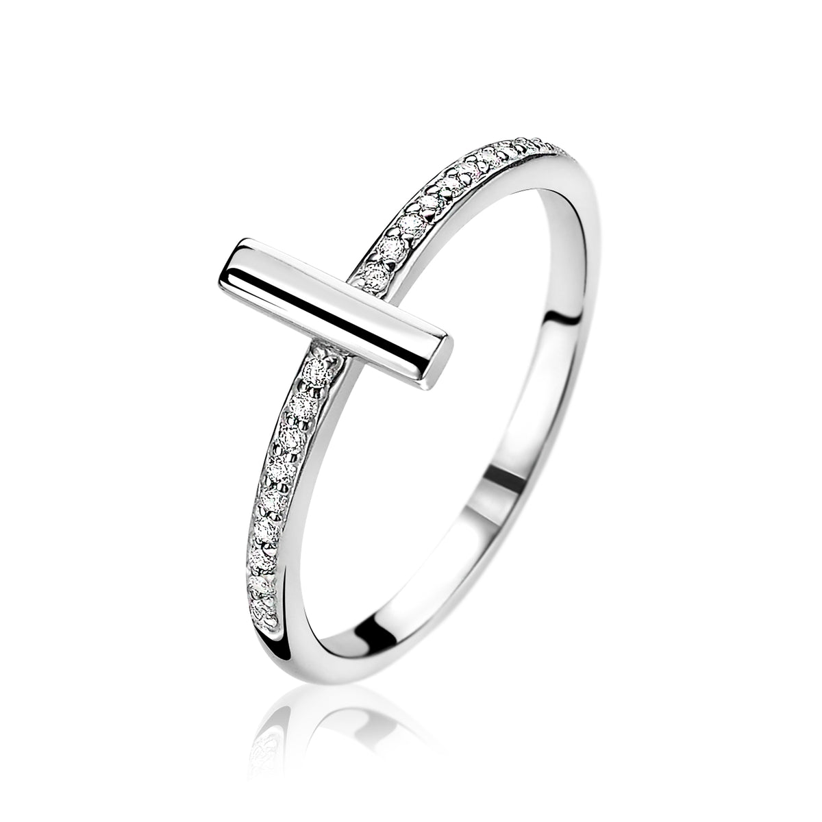 Zilveren ring met een rechte staaf en een rijtje kleine steentjes aan de zijkant.