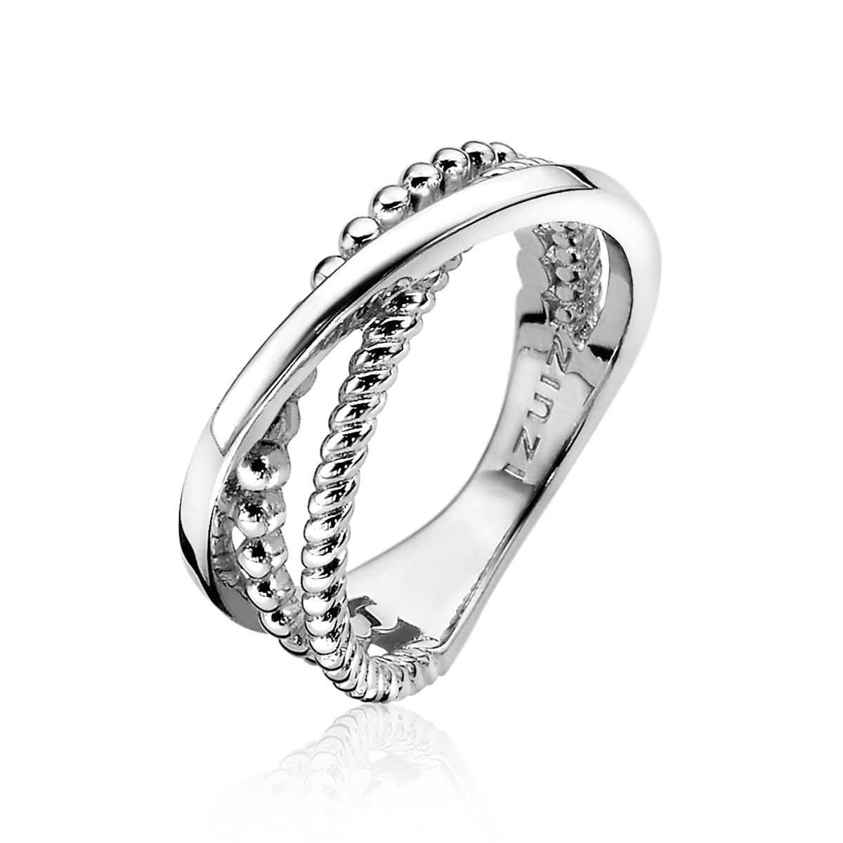 Zilveren ring met gedraaide en bolle details, met een glanzende afwerking.