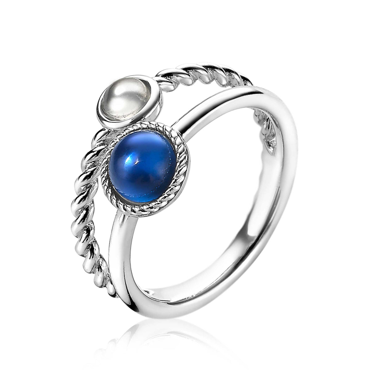 Zilveren ring met een blauwe en een witte parel, voorzien van een gedraaid ontwerp.