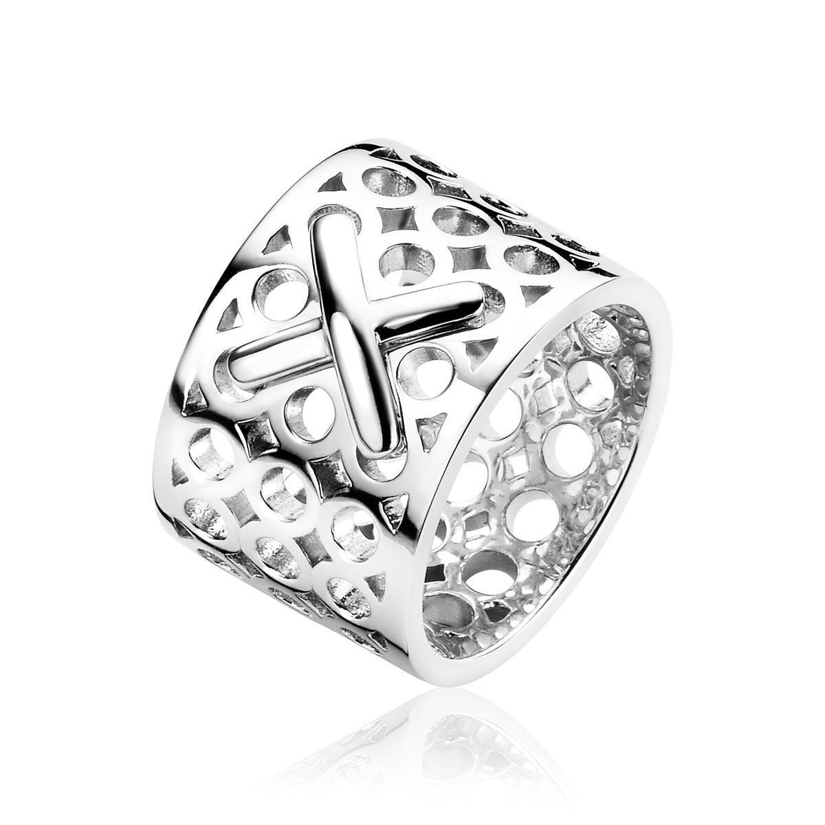 Zilveren ring met opengewerkt patroon en kruisdetail.
