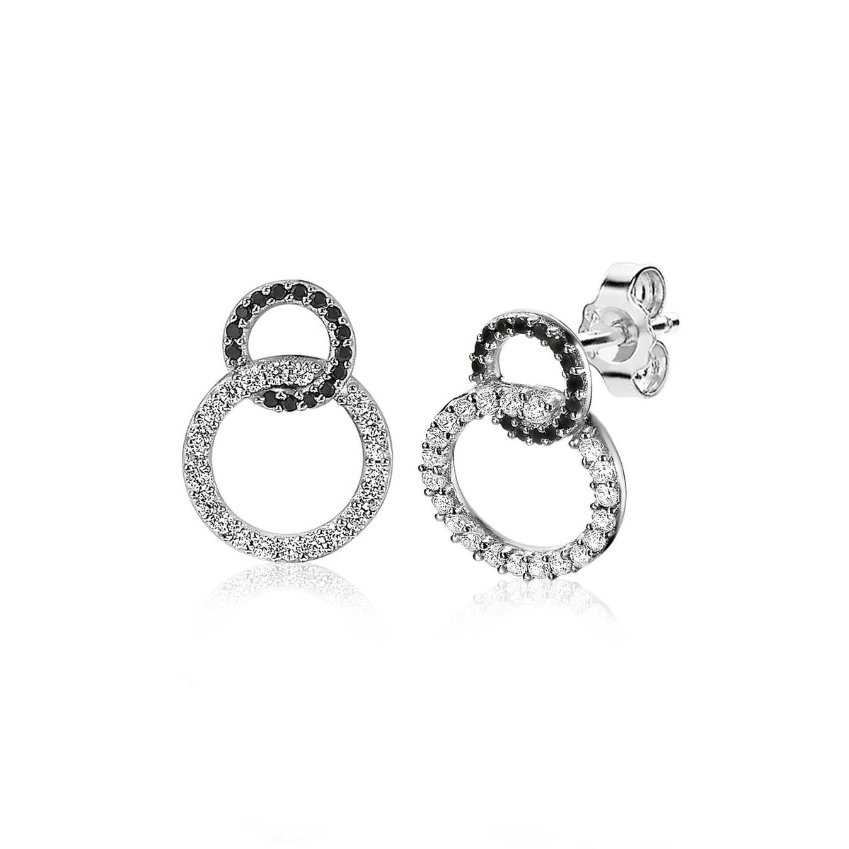 Zilveren oorbellen met twee ringen, versierd met heldere en zwarte steentjes.