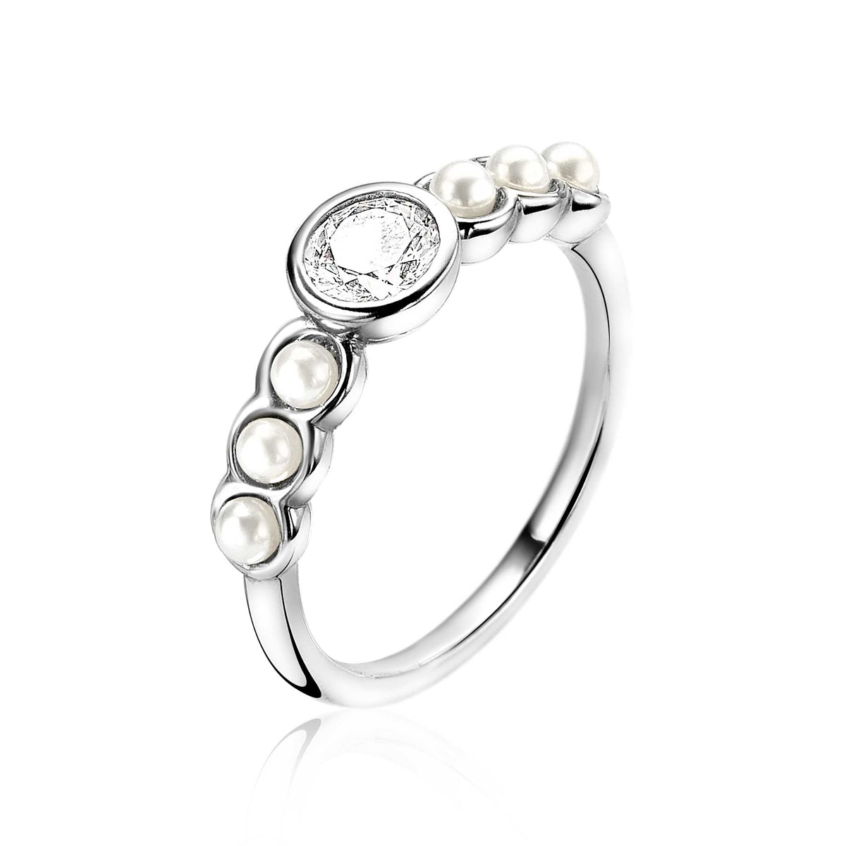 Zilveren ring met een ronde steen en parelvormige details aan de zijkanten.