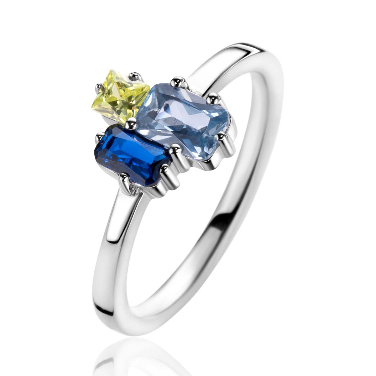 Zilveren ring met drie gekleurde stenen: een blauwe, een lichtblauwe en een gele.
