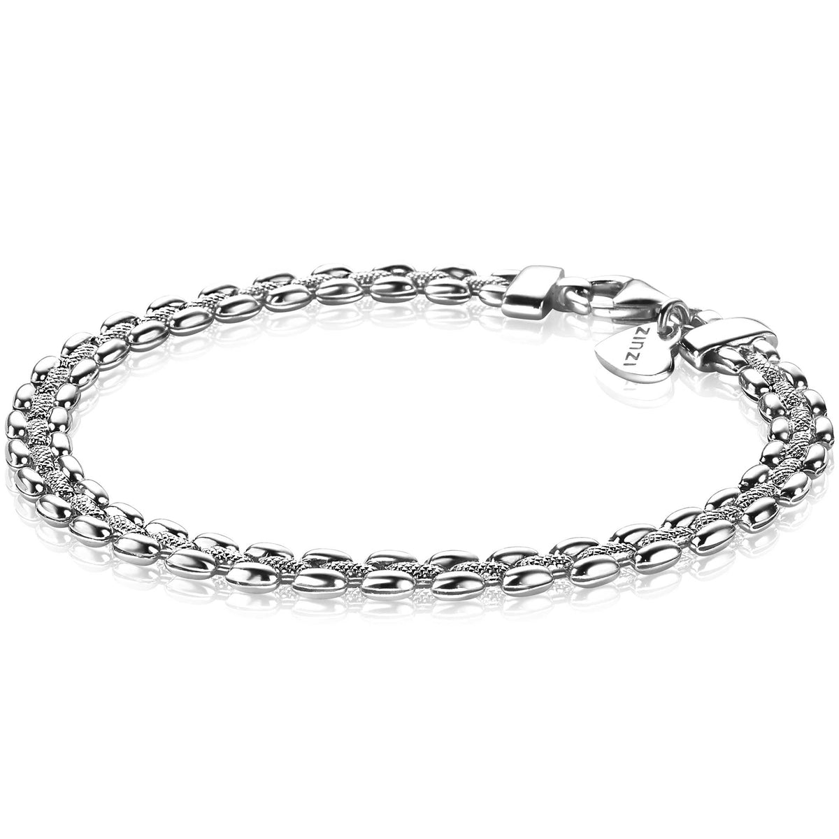 Zilveren armband met een schakelpand en een sluiting in de vorm van een hart.