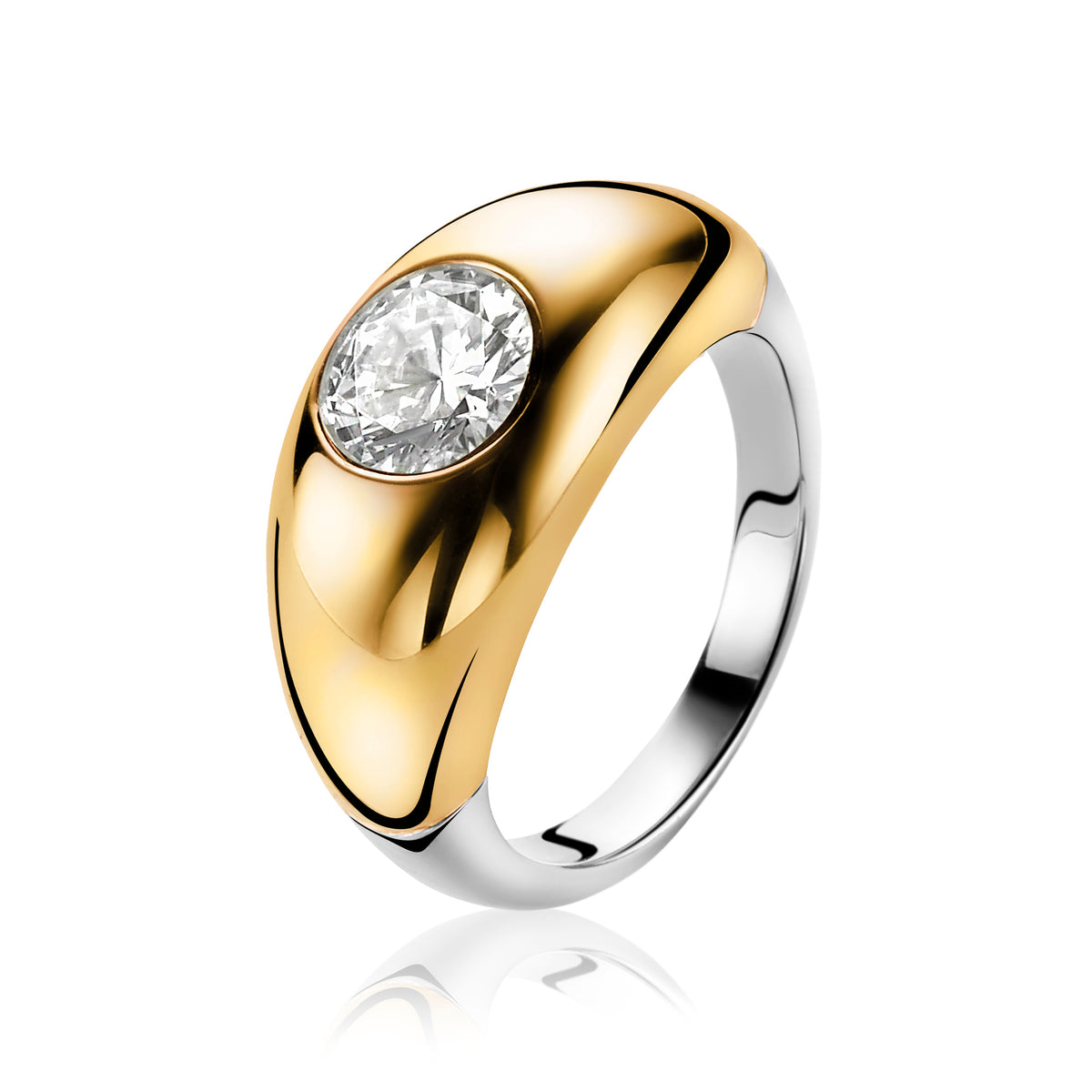 Gouden ring met een glanzende afwerking en een grote, heldere steen aan de bovenkant.