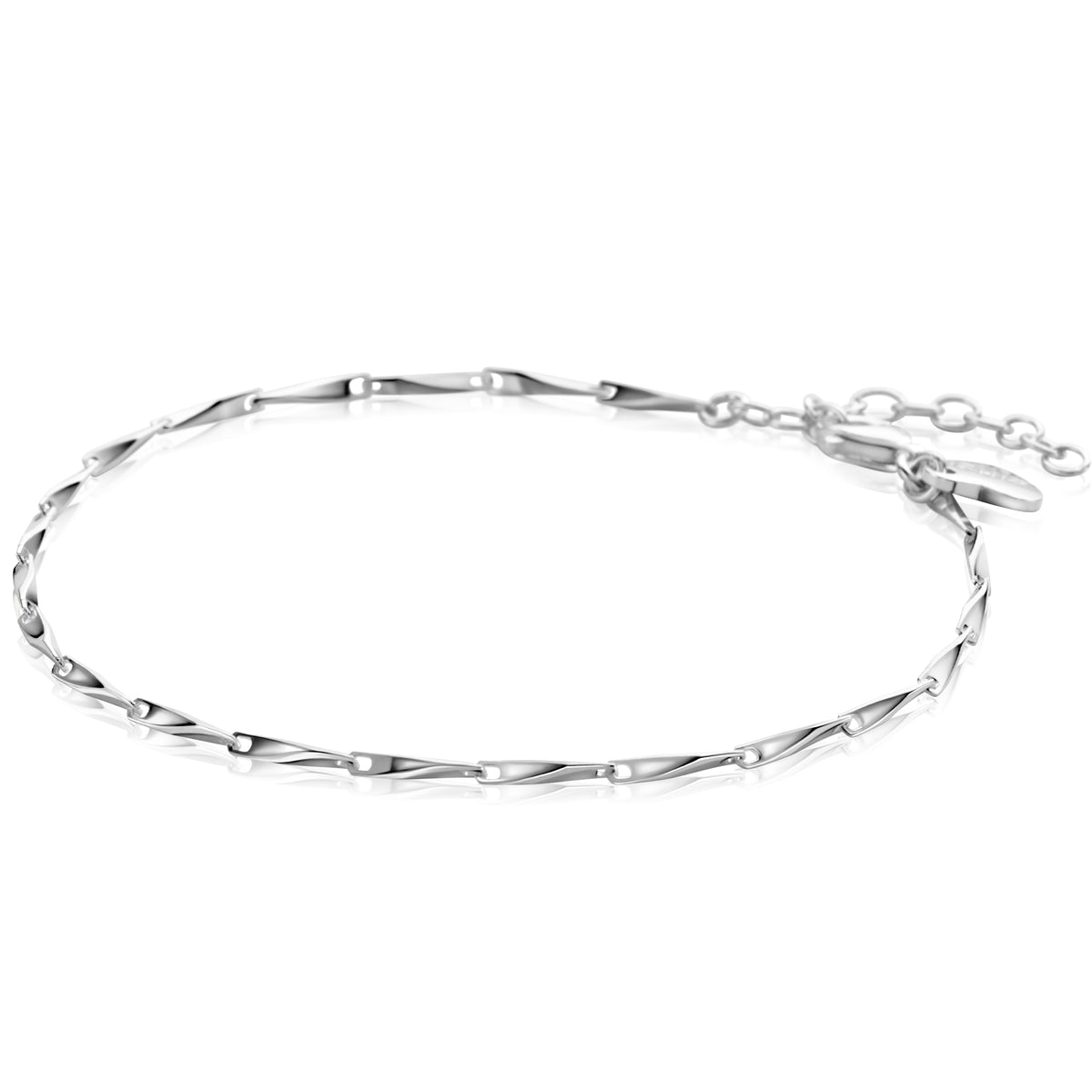 Zilveren armband met een gedraaid ontwerp en kleine bolletjes, voorzien van een verlengkettinkje.