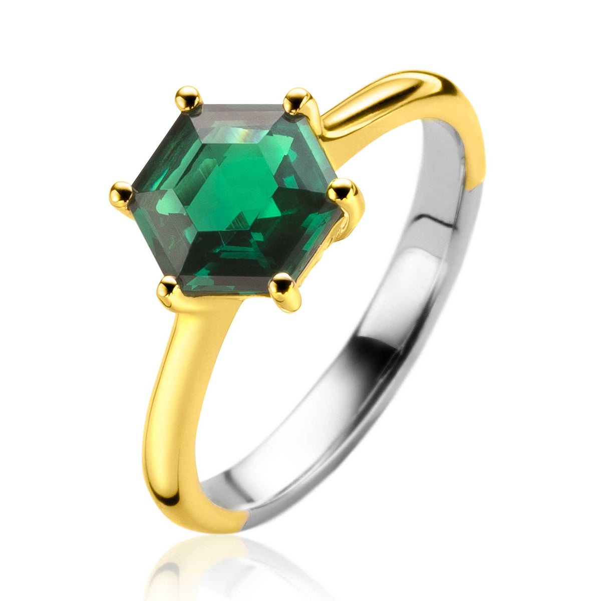 Gouden ring met een hexagonale groene steen, afgewerkt met een zilveren band.