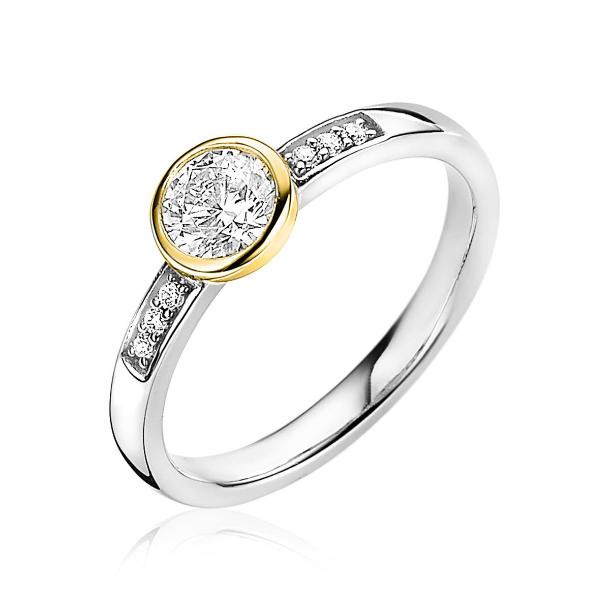 Gouden ring met een ronde, heldere steen in een gouden zetting en kleine, sprankelende steentjes aan de zijkanten.