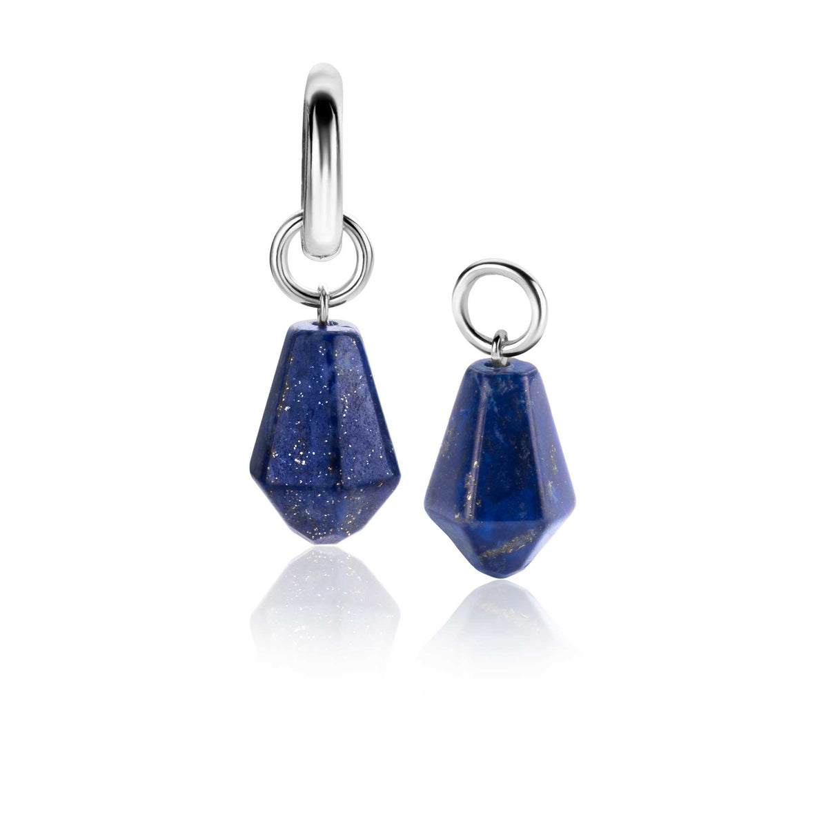 Zilveren oorbellen met twee asymmetrische lapis lazuli hangers in verschillende vormen.