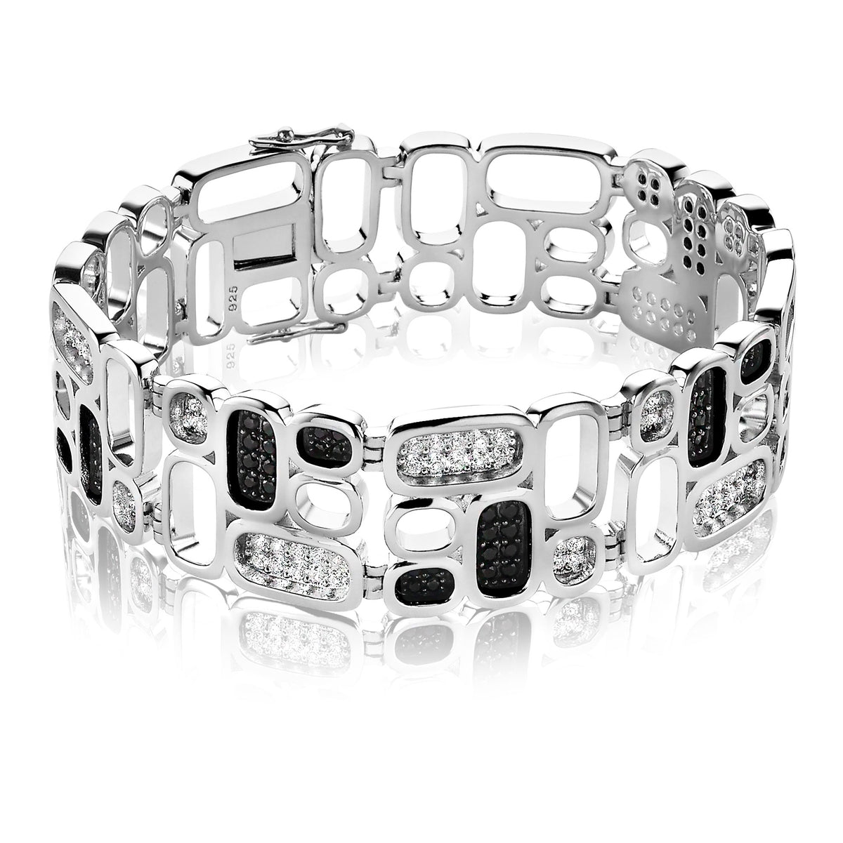 Zilveren armband met een modern ontwerp, afgewerkt met zwarte en transparante steentjes.