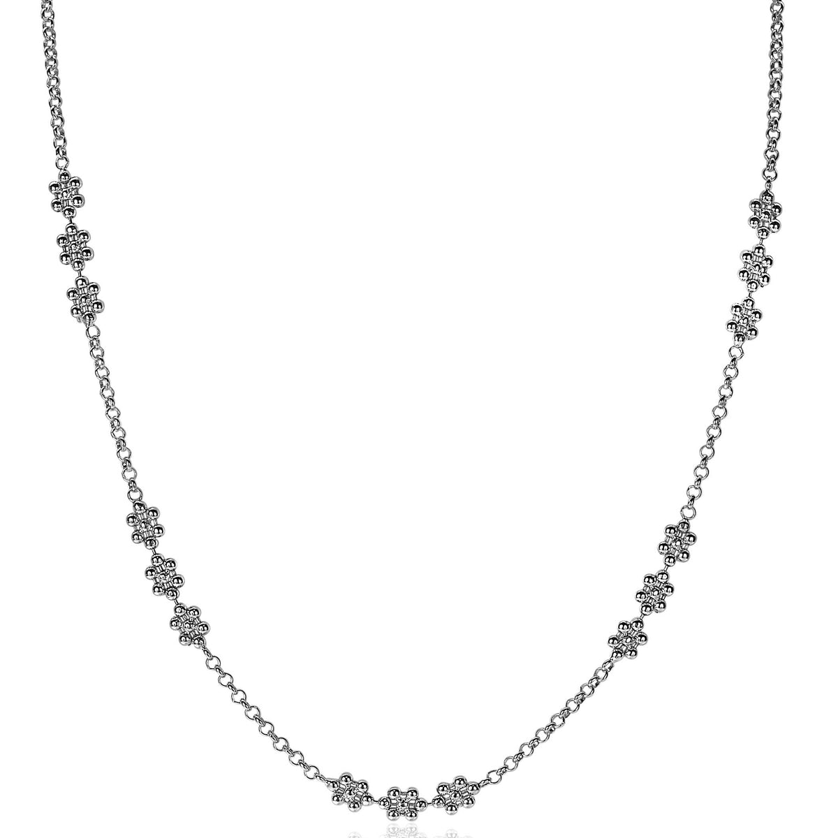 Zilveren ketting met bloemvormige schakels en kleine steentjes.