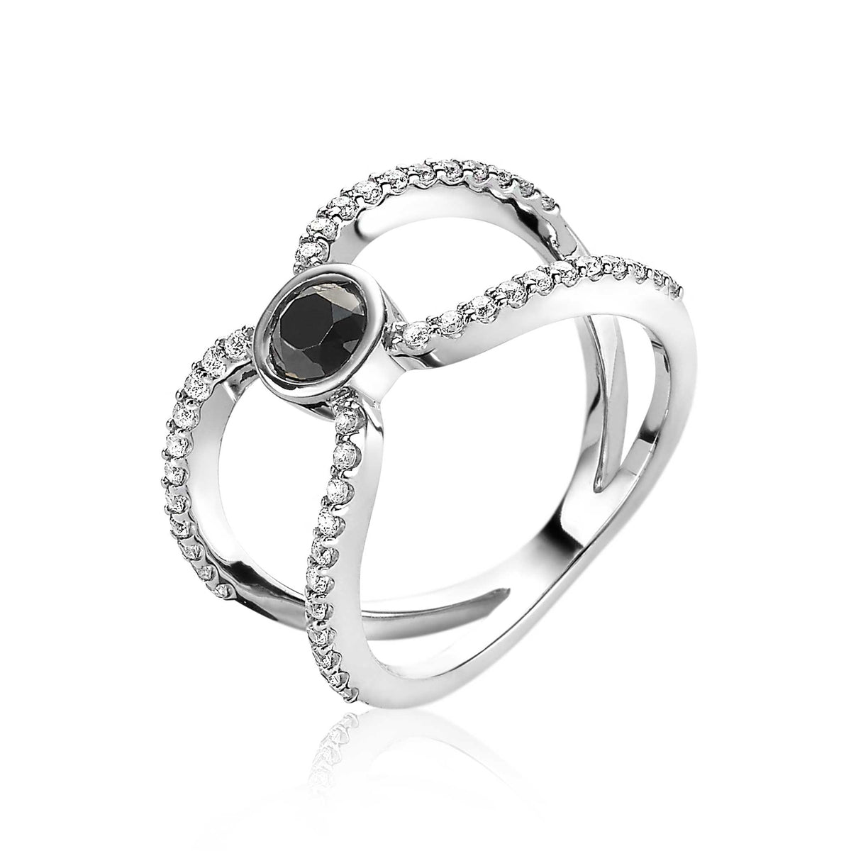 Zilveren ring met een zwarte steen in het midden en sprankelende steentjes aan de zijkanten.
