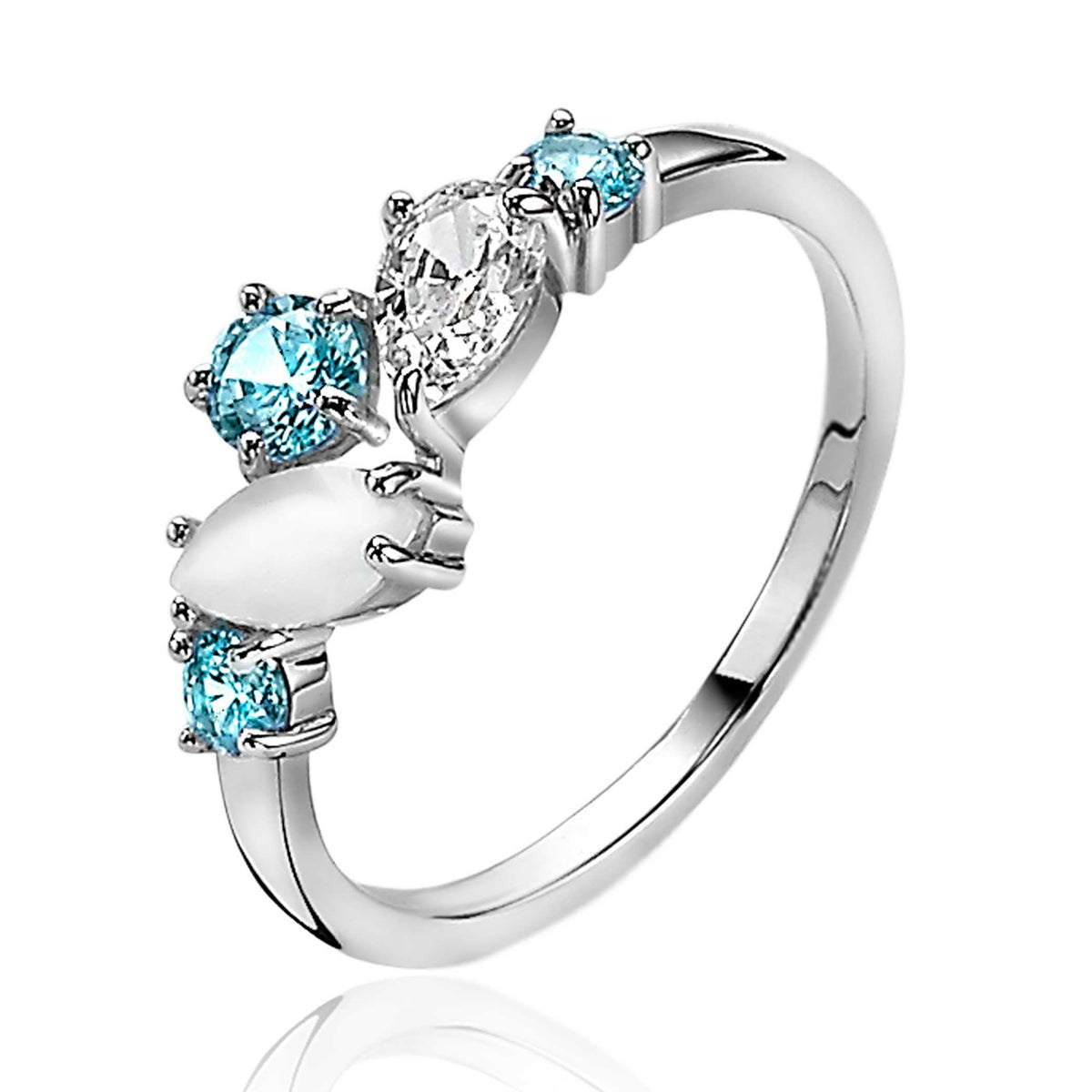 Zilveren ring met drie steentjes, waaronder een heldere en twee lichtblauwe, in een moderne setting.