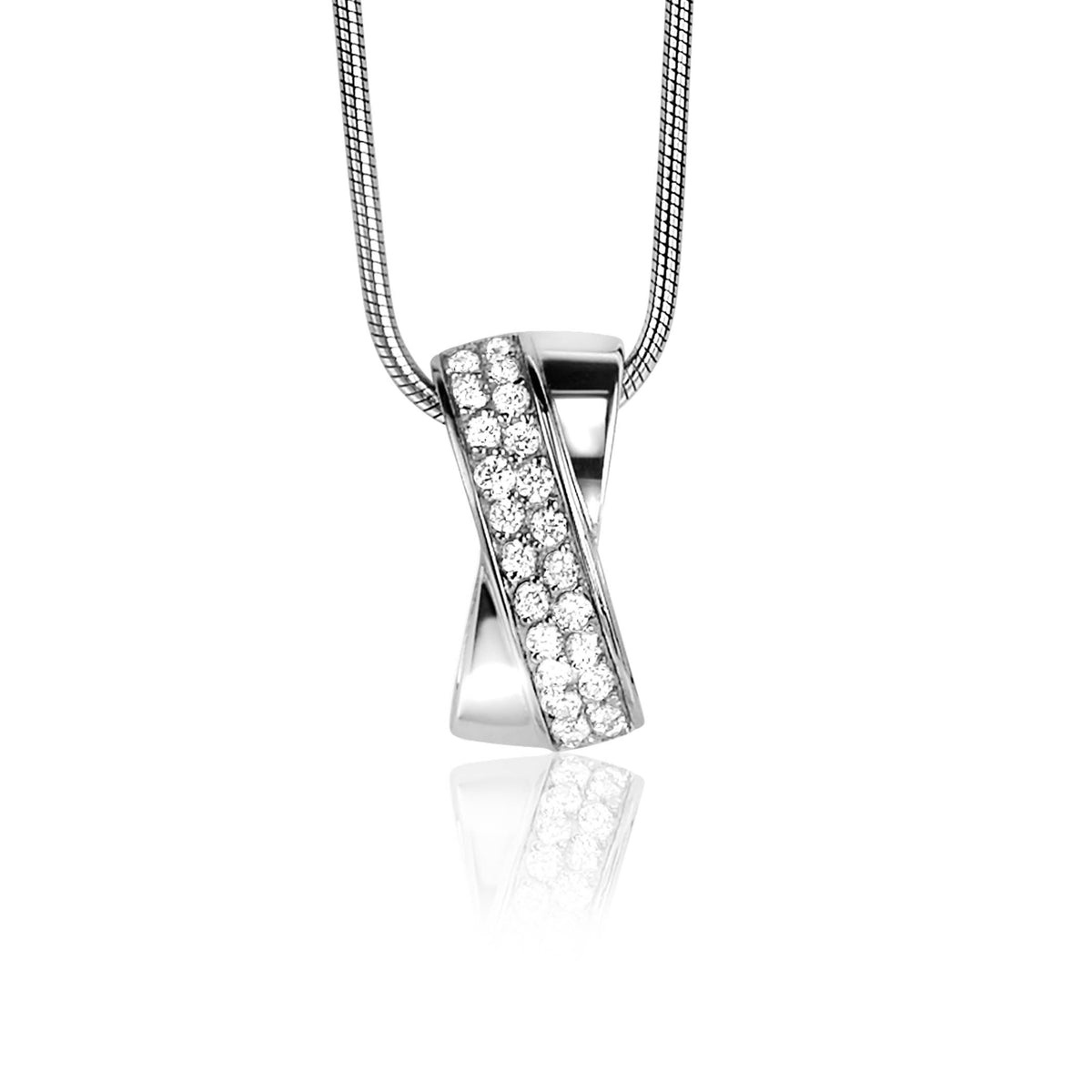 Zilveren hanger met een kruisvorm en sprankelende zirconia-steentjes.