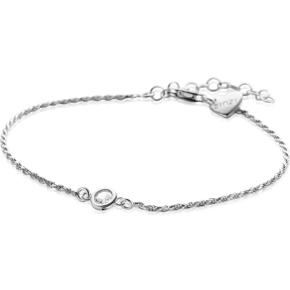 Zilveren armband met een gedraaide ketting en een kleine, ronde steen in het midden.