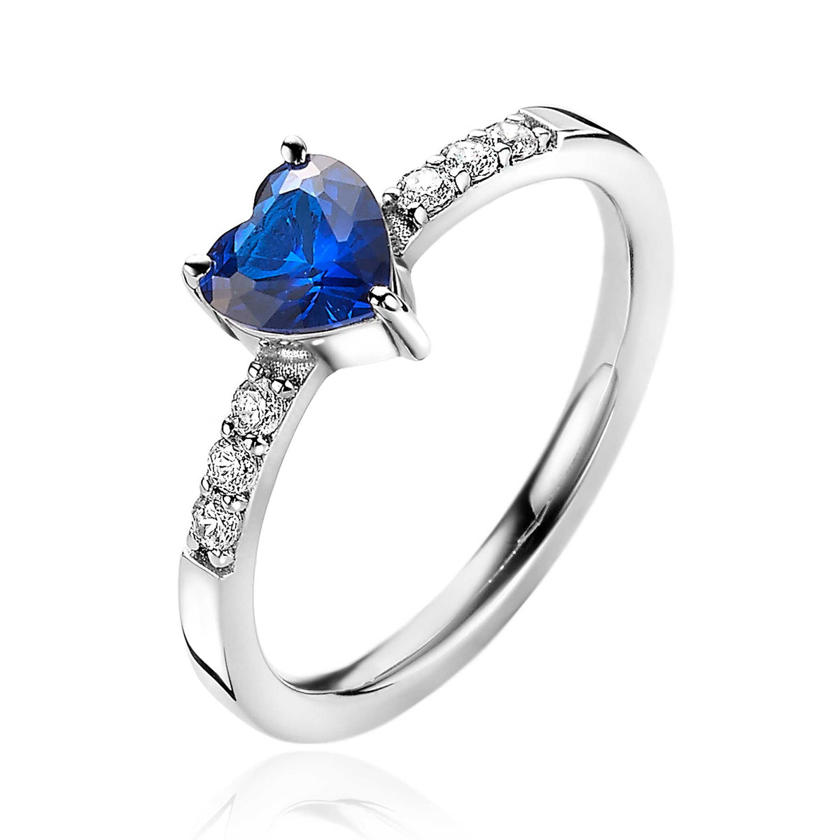 Zilveren ring met een hartvormige blauwe steen en kleine heldere steentjes aan de zijkanten.