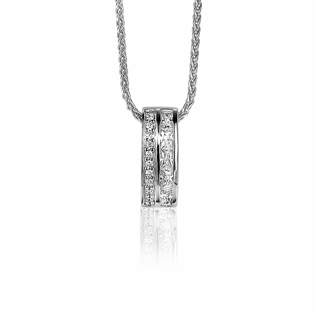 Zilveren hanger met meerdere rijen heldere steentjes, hangend aan een fijne ketting.