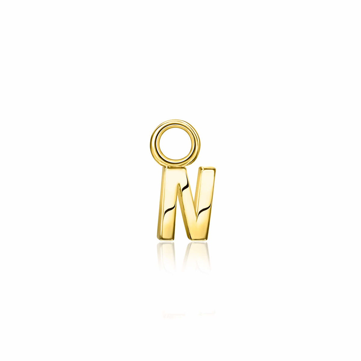 Gouden oorbel in de vorm van een letter 'N' met een glanzende afwerking.