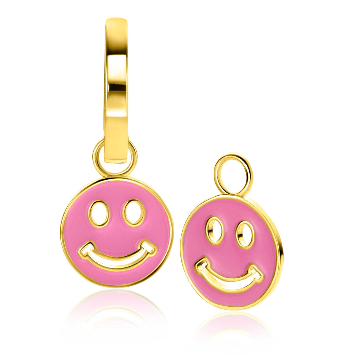 Gouden oorbellen met een roze smiley hanger en een kleinere smiley, afgewerkt met glanzend emaille.