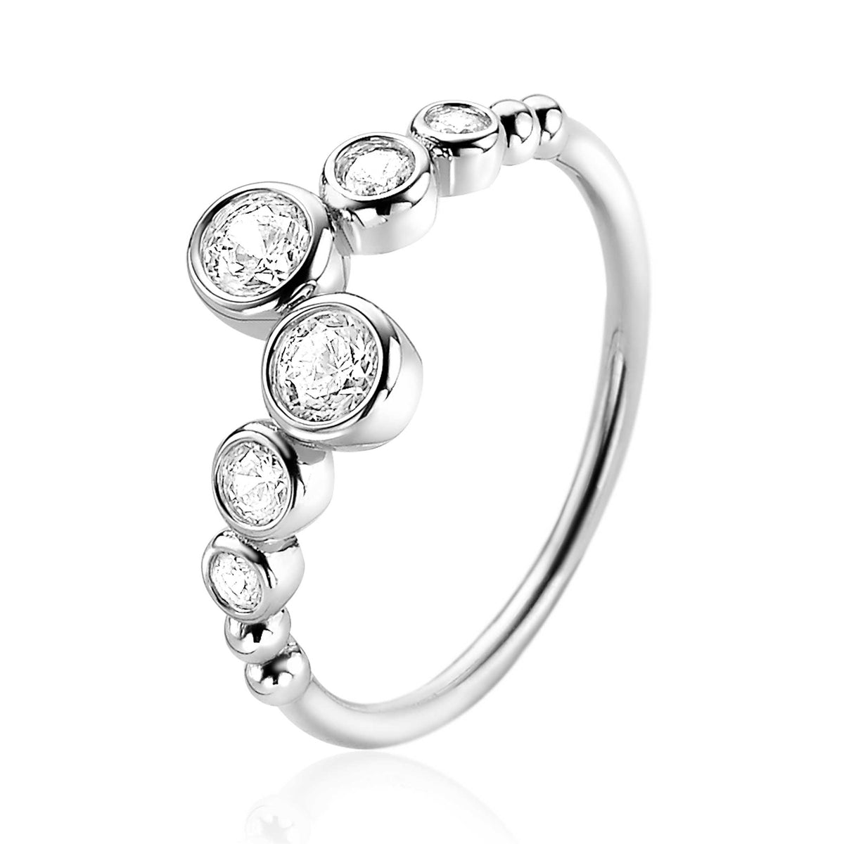 Zilveren ring met meerdere ronde, heldere steentjes in verschillende groottes.