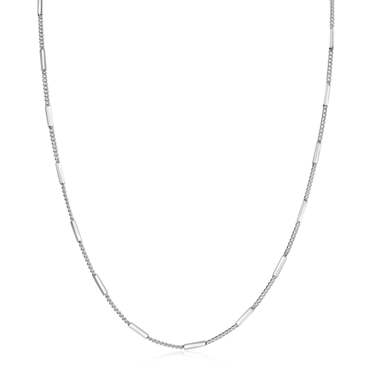 De Zinzi Ketting Zilver Zic2366 is een 45cm zilveren ketting van Zinzi, met afwisselend gladde cilindrische en fijne schakelsegmenten, afgebeeld op een witte achtergrond.