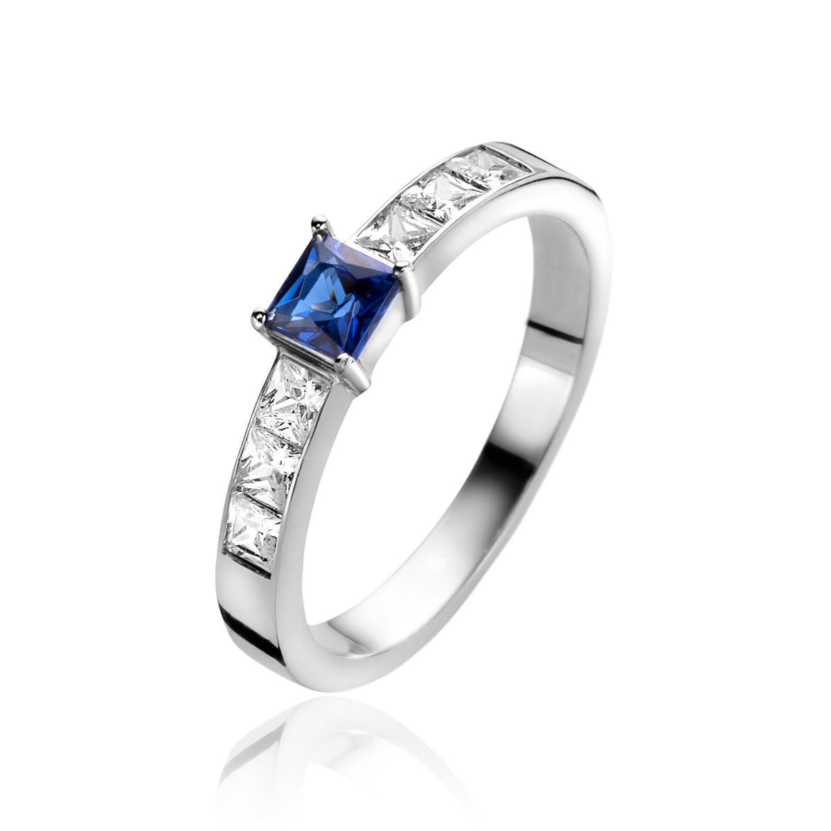 Zilveren ring met een vierkante blauwe steen en heldere, rechthoekige zirkonia's aan de zijkanten.