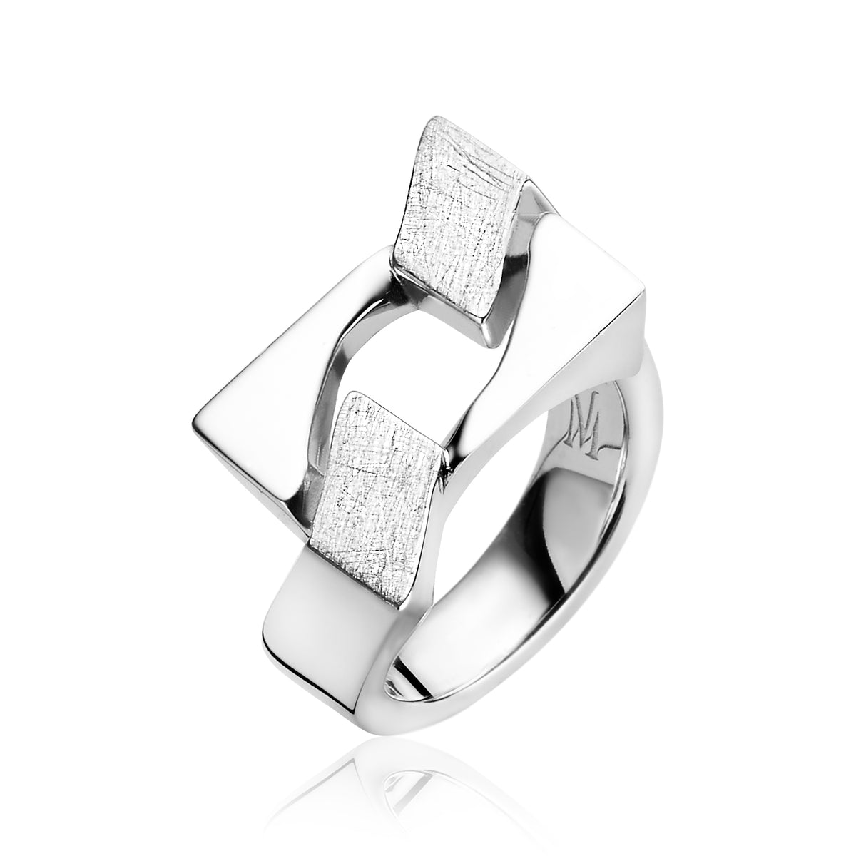 Zilveren ring met geometrisch ontwerp en gestructureerde details.