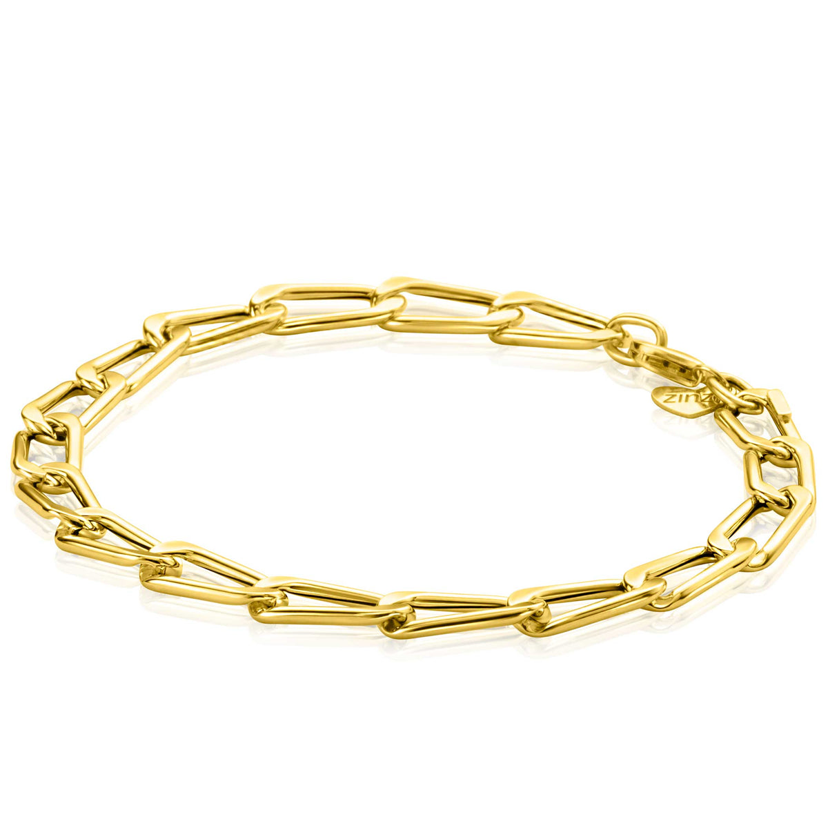 Gouden armband met schakels in een moderne, minimalistische stijl.