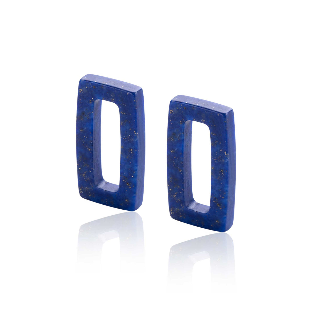 Blauwe oorbellen van lapis lazuli in een rechthoekige vorm met een matte afwerking.