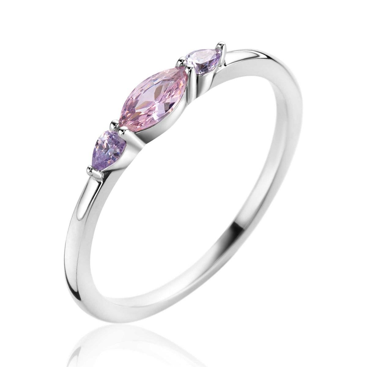 Zilveren ring met drie paarse en roze stenen in een verfijnde setting.