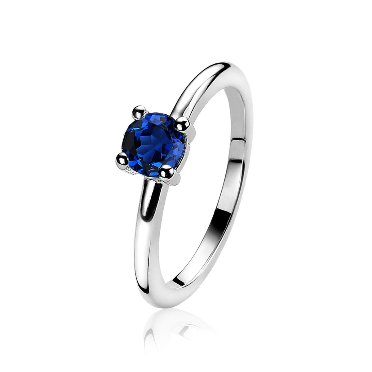 Zilveren ring met een ronde, blauwe zirkonia in een vier-poot zetting.