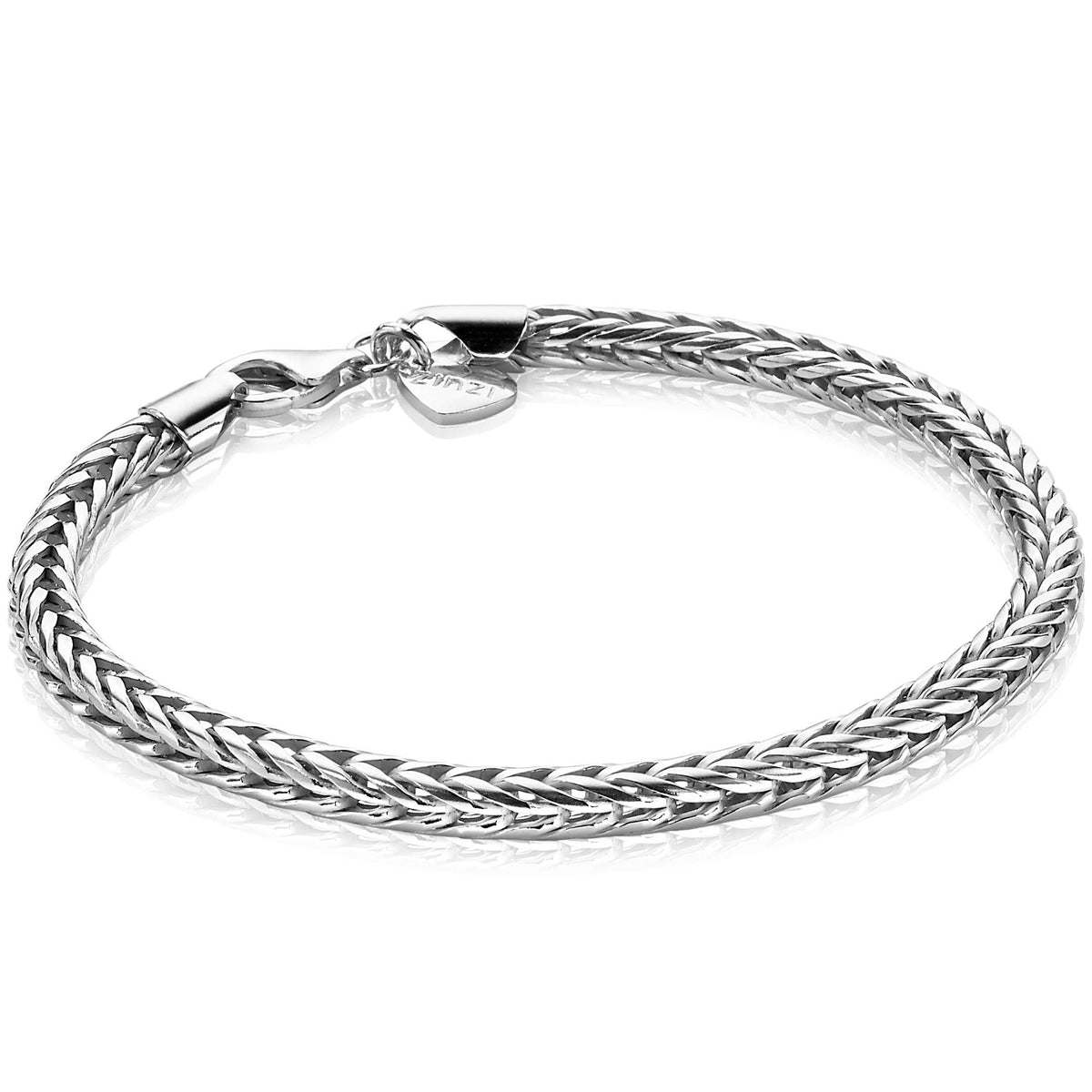 Zilveren armband met een gevlochten ontwerp en een karabijnsluiting.