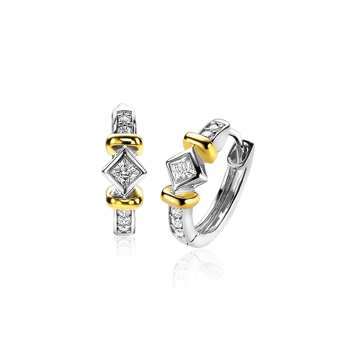 Zilveren oorbellen met een gouden detail en diamantvormige steentjes.