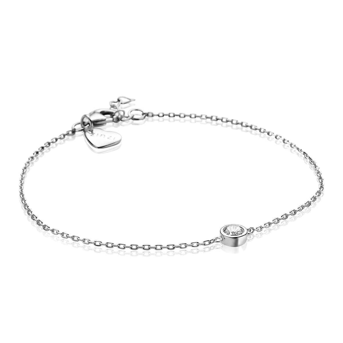 Zilveren armband met een kleine, ronde zirkonia in een bezelzetting.