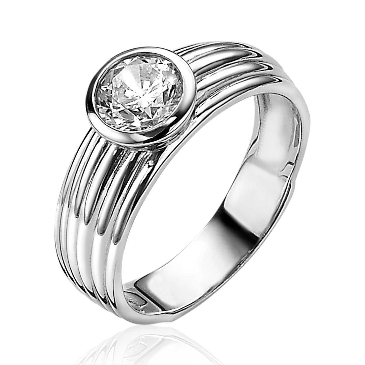 Zilveren ring met een ronde, heldere steen en gestreepte band.