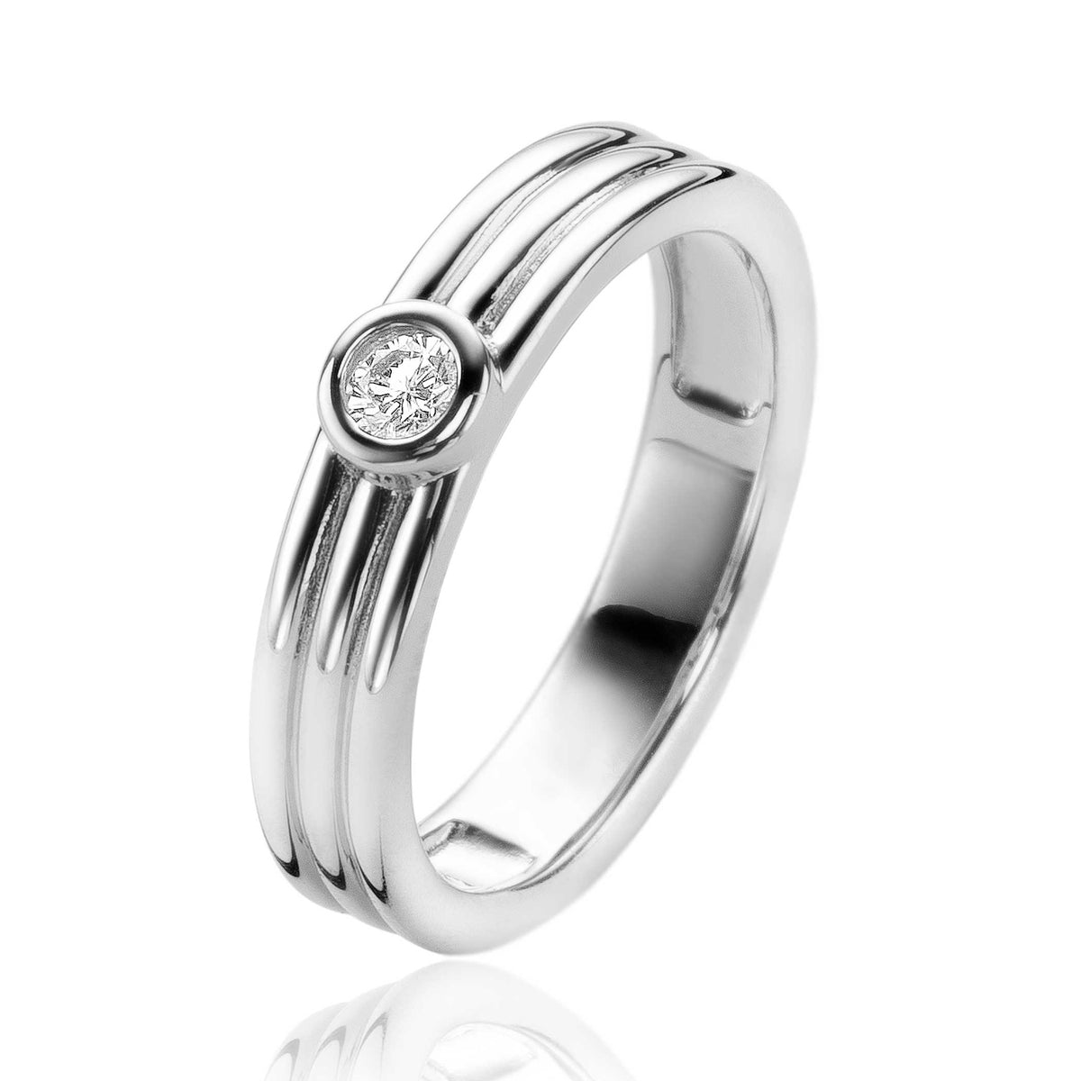 Zilveren ring met een gladde afwerking en een ronde, fonkelende steen in het midden.