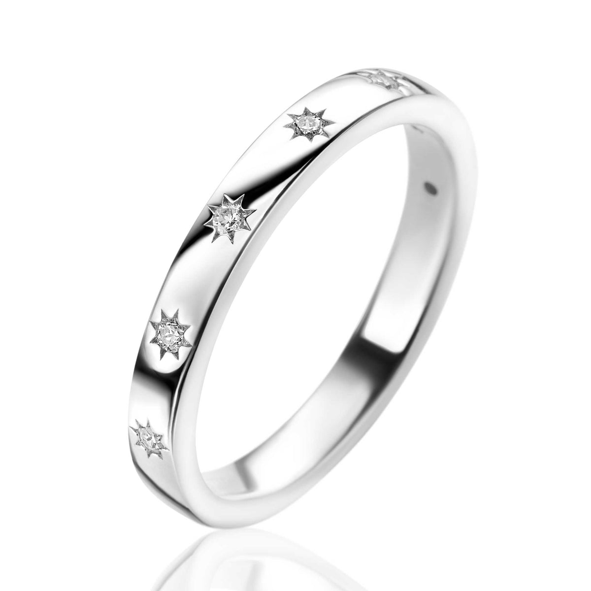 Zilveren ring met stervormige details en een glanzende afwerking.