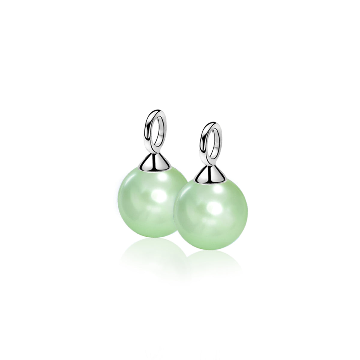 Zilveren oorbellen met groene parelachtige bollen en een glanzende afwerking.