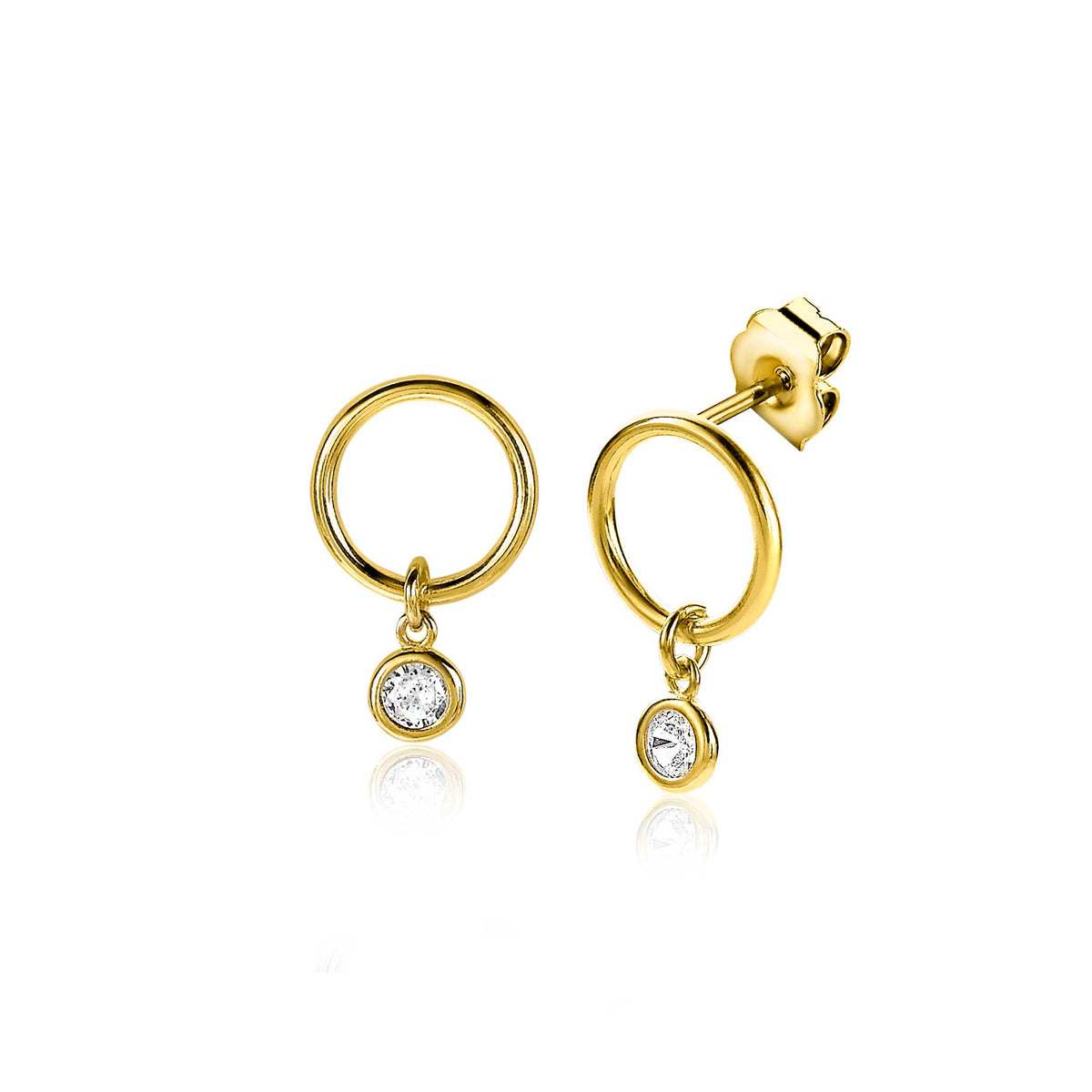 Gouden oorbellen met een ronde ring en een hangende, heldere steen.