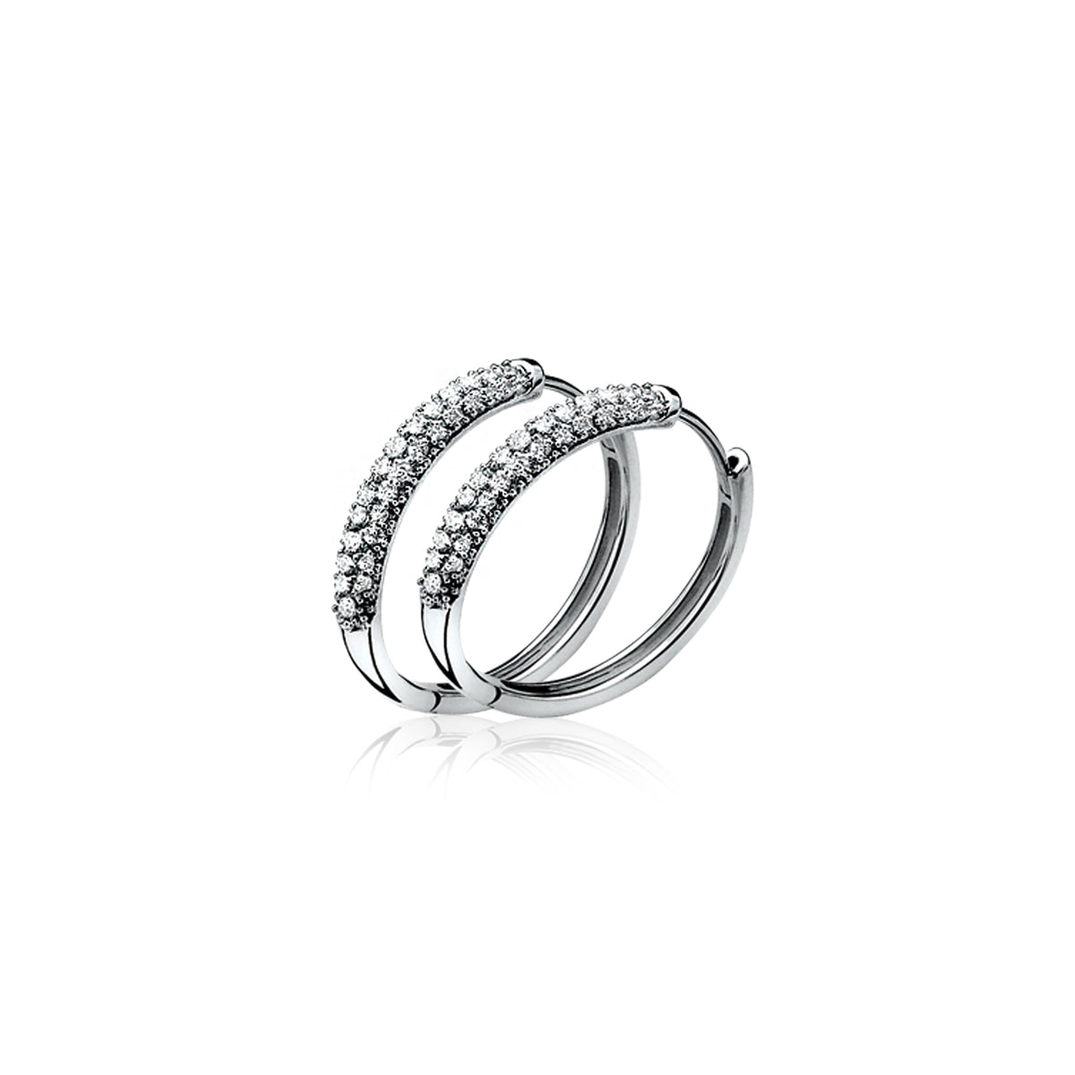 Zilveren oorbellen met dubbele ring en sprankelende steentjes.