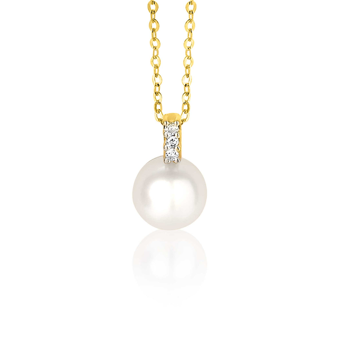 Gouden hanger met een witte parel en een kleine rij heldere steentjes.
