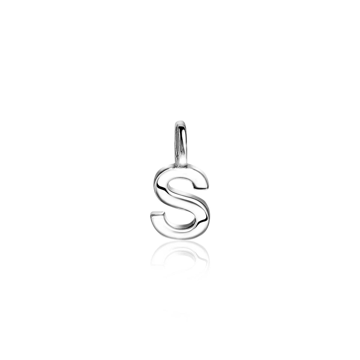 Zilveren hanger in de vorm van de letter S met een glanzende afwerking.
