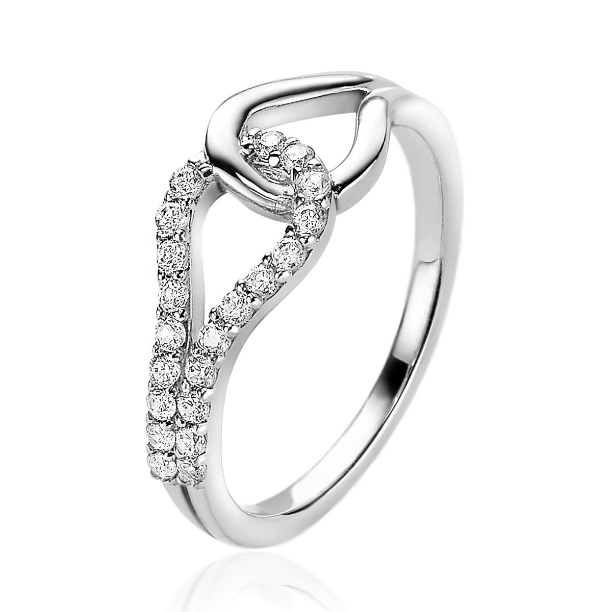 Zilveren ring met een unieke knoopvorm en bezet met sprankelende steentjes.
