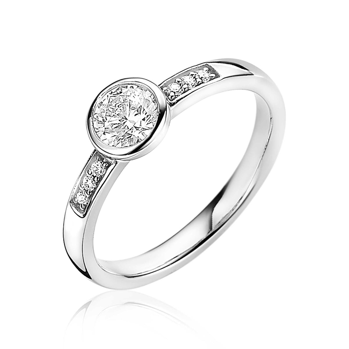 Zilveren ring met een ronde, heldere steen in het midden en kleine steentjes aan de zijkanten.