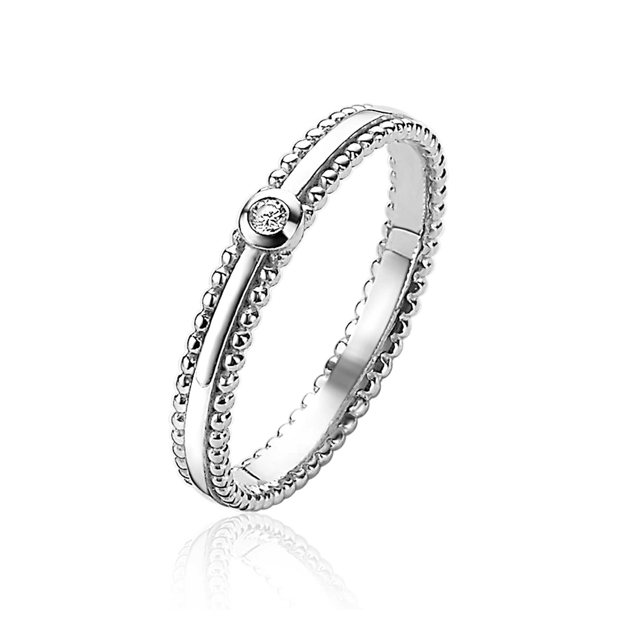 Zilveren ring met een subtiele bolletjesstructuur en een kleine, sprankelende zirconia.