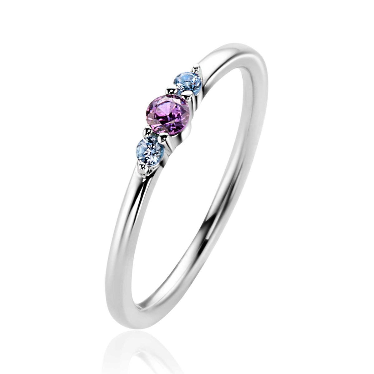 Zilveren ring met drie stenen: één paarse en twee blauwe, met een strakke, glanzende afwerking.