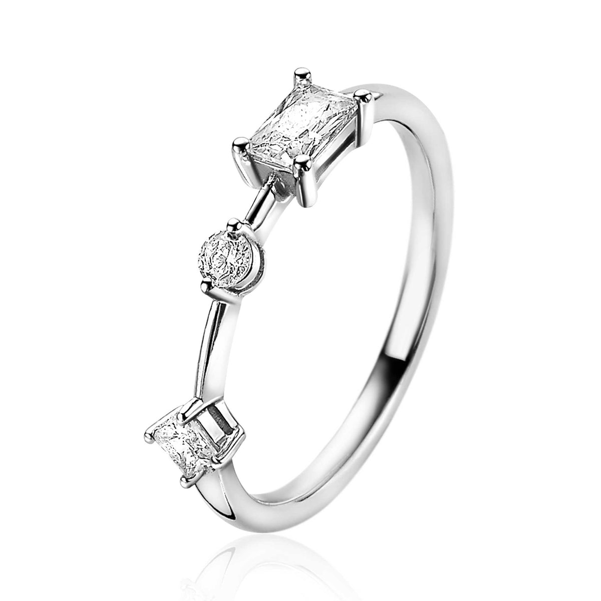 Zilveren ring met drie heldere, vierkante en ronde zirkonia-steentjes.