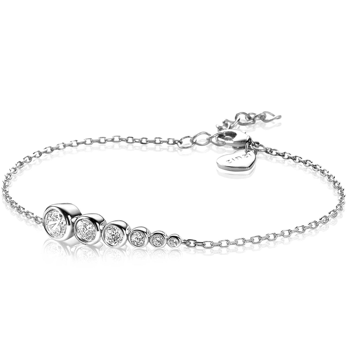 Zilveren armband met vijf ronde schakels, bezet met heldere steentjes, en een verstelbare sluiting.